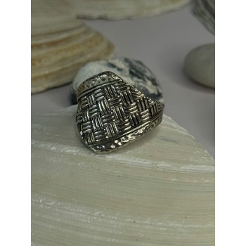 Classy Design 925 Sterling Silver Ring Size 8