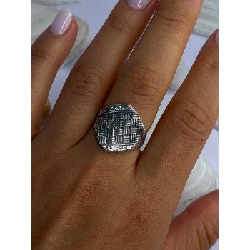 Classy Design 925 Sterling Silver Ring Size 8