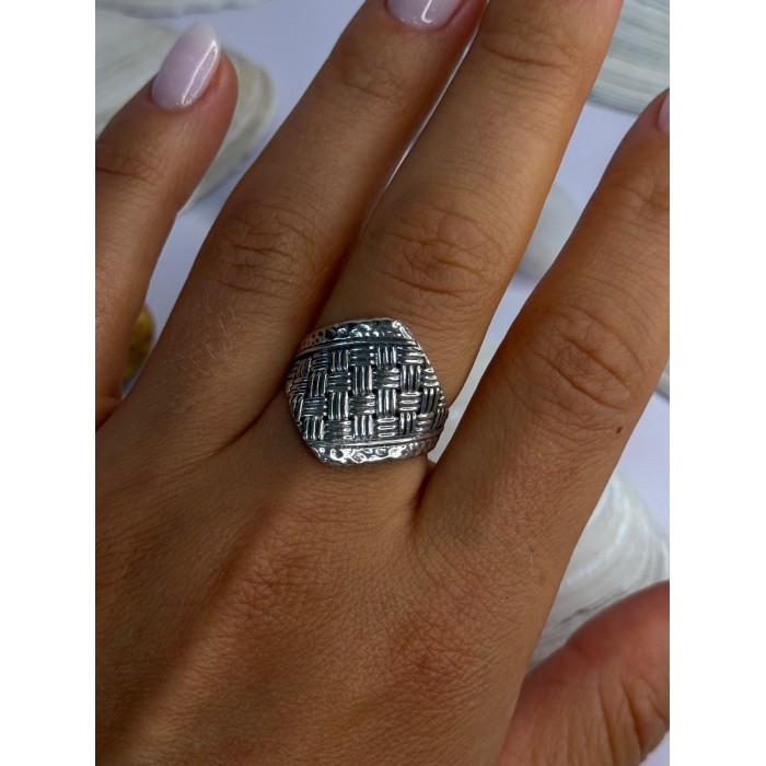 Classy Design 925 Sterling Silver Ring Size 8