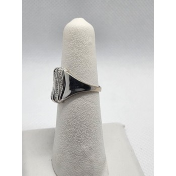 14K WHITE GOLD & DIAMOND RING  SIZE 5.5