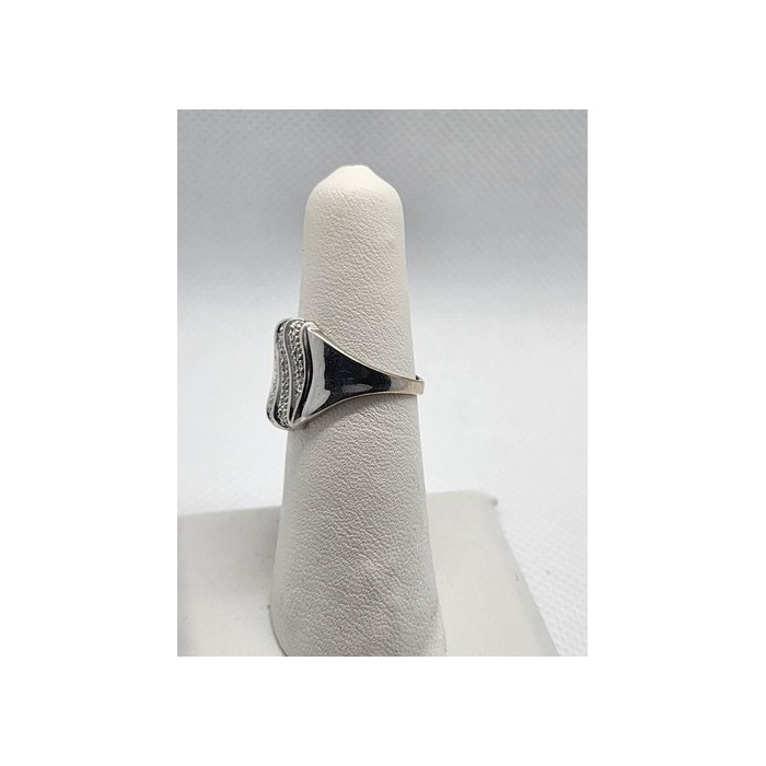 14K WHITE GOLD & DIAMOND RING  SIZE 5.5