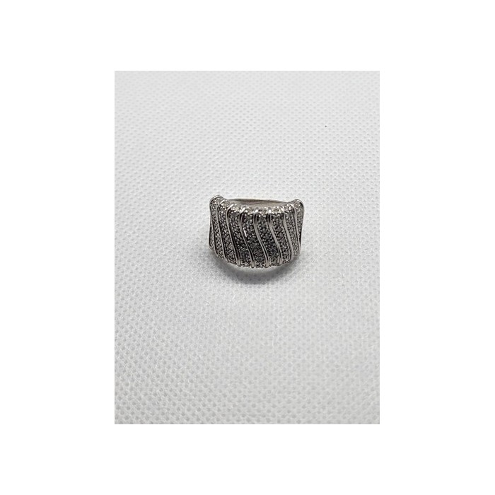 14K WHITE GOLD & DIAMOND RING  SIZE 5.5