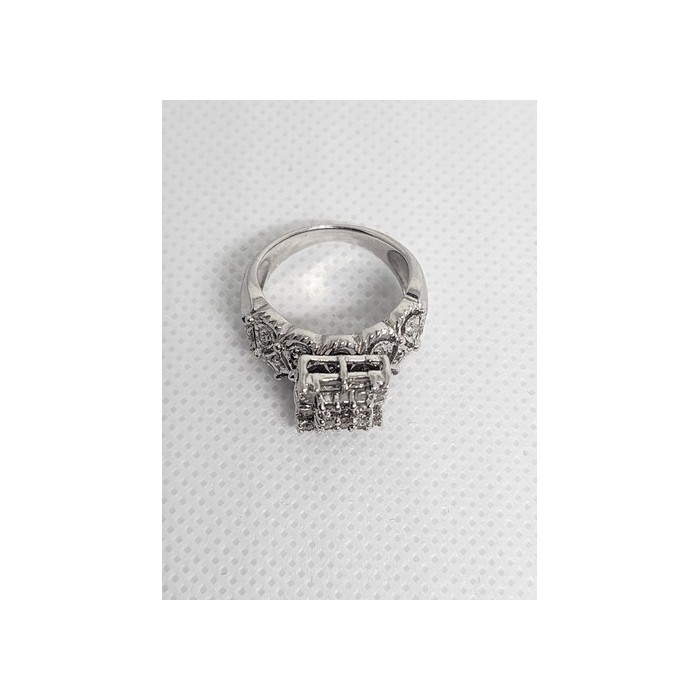 14K WHITE GOLD & DIAMONDS .5ct RING  SIZE 4