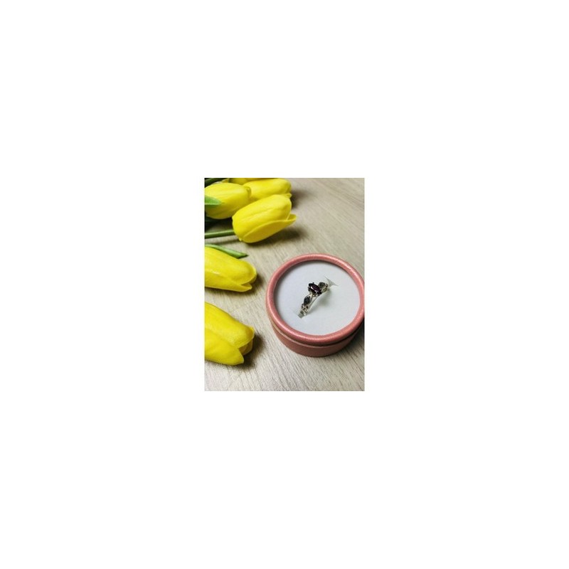 Avon 925 Sterling Silver Almandine Ring Size 8