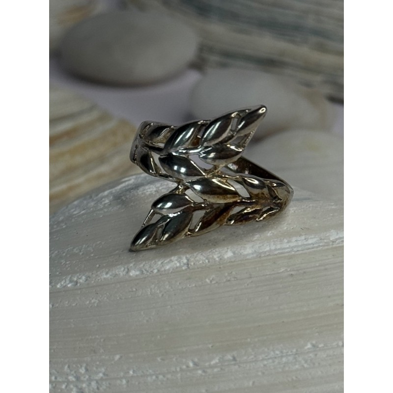 Beautiful Design 925 Sterling Silver Ring Size 8