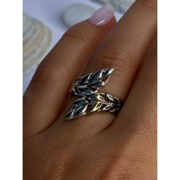 Beautiful Design 925 Sterling Silver Ring Size 8