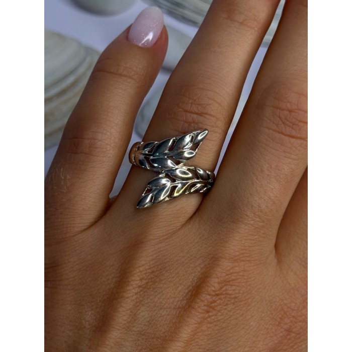 Beautiful Design 925 Sterling Silver Ring Size 8