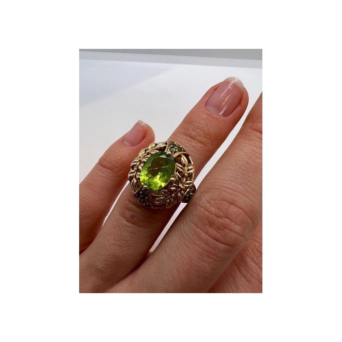 14K YELLOW GOLD  & PERIDOT RING  SIZE 4.5