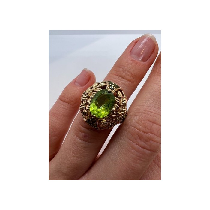 14K YELLOW GOLD  & PERIDOT RING  SIZE 4.5