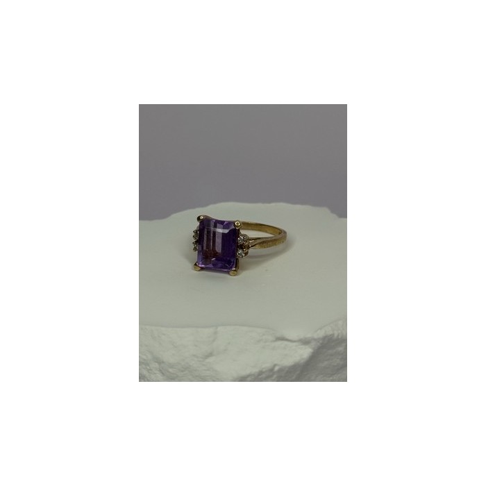 10K YELLOW GOLD AMETHYST & DIAMONDS RING SIZE 6.5