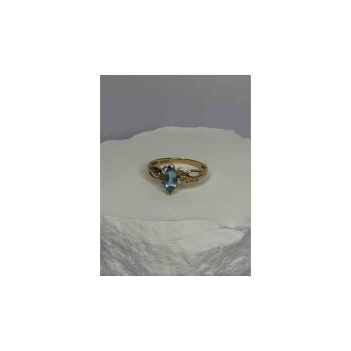 10K YELLOW GOLD BLUE TOPAZ RING SIZE 6.8
