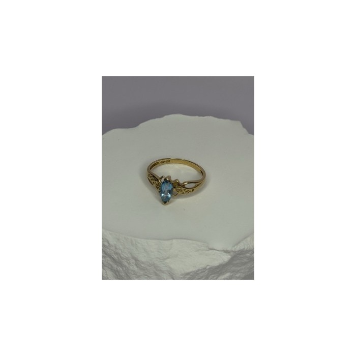 10K YELLOW GOLD BLUE TOPAZ RING SIZE 6.8