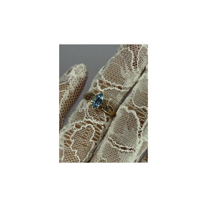 10K YELLOW GOLD BLUE TOPAZ RING SIZE 6.8