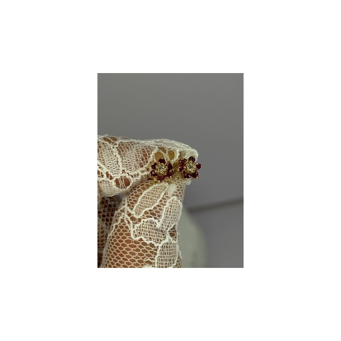 14K YELLOW GOLD RUBY & DIAMONDS FLOWER EARRINGS LENGTH 0.25 INCH